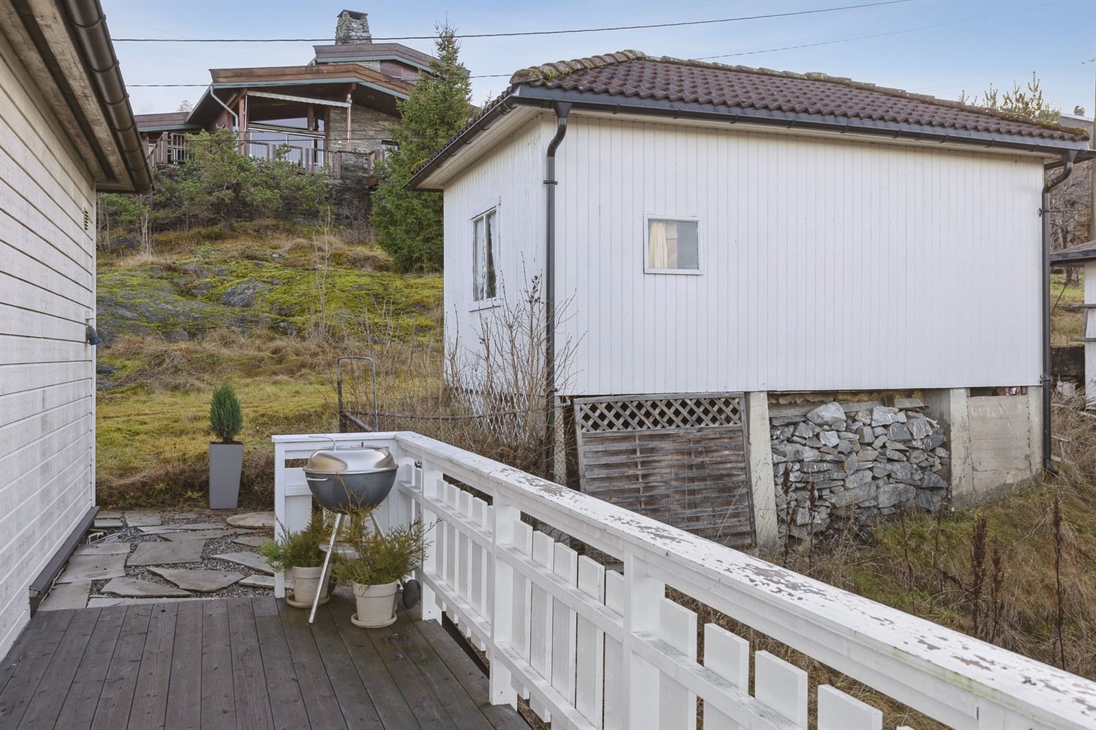 Uthus som består av to boder og en utedo (ikke byggemeldt) Galleribilde