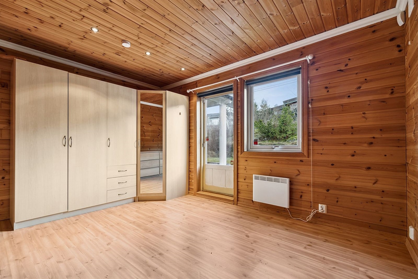 Soverom 1 med garderobe med plass til oppbevaring og downlights i tak Galleribilde