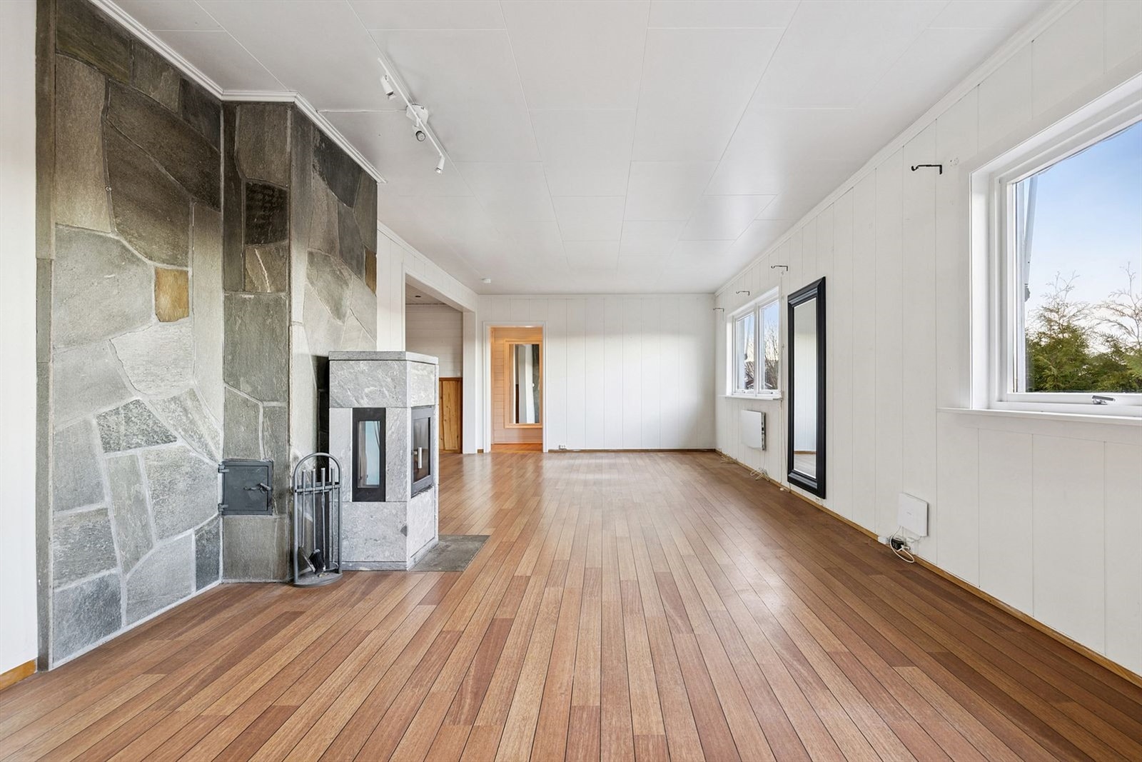 Boligens stue har en luftig og åpen planløsning med god plass til ulike møbelgrupper. Galleribilde