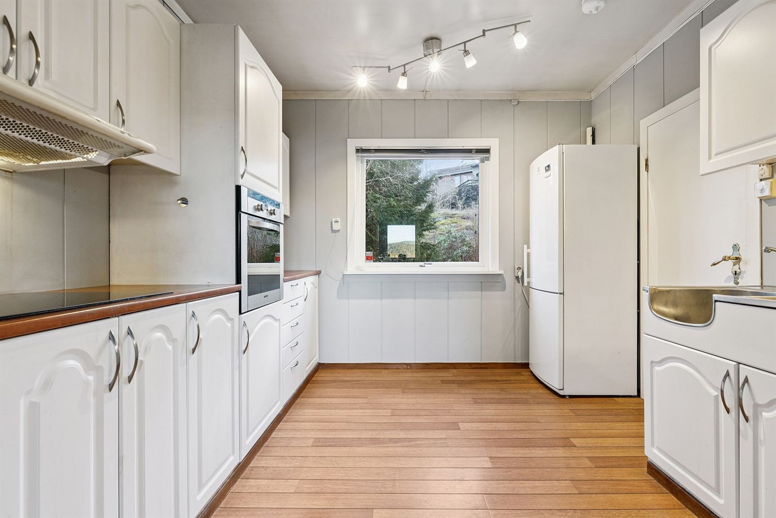 Innredning med profilerte fronter og benkeplater av laminat Galleribilde