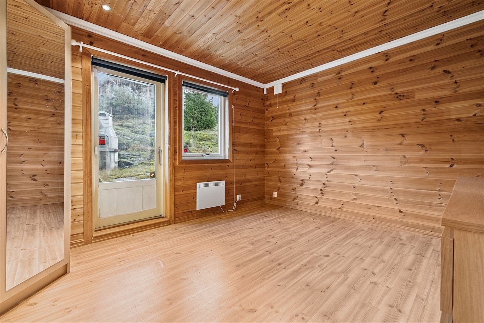 Soverom 1 med er av god størrelse og med direkte utgang til hagen Galleribilde