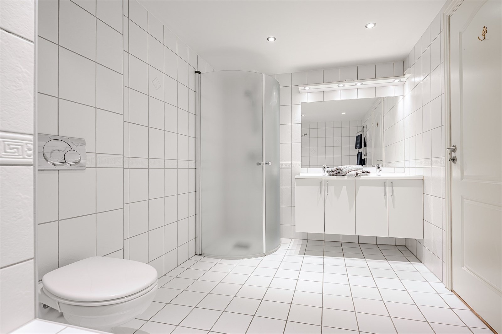 Leiligheten har et lyst og romslig baderom fra byggeåret 2004. Baderommet har lyse fliser på gulv og vegger, vannbåren gulvvarme, downlights i himlingen og avtrekk via balansert ventilasjon. Galleribilde