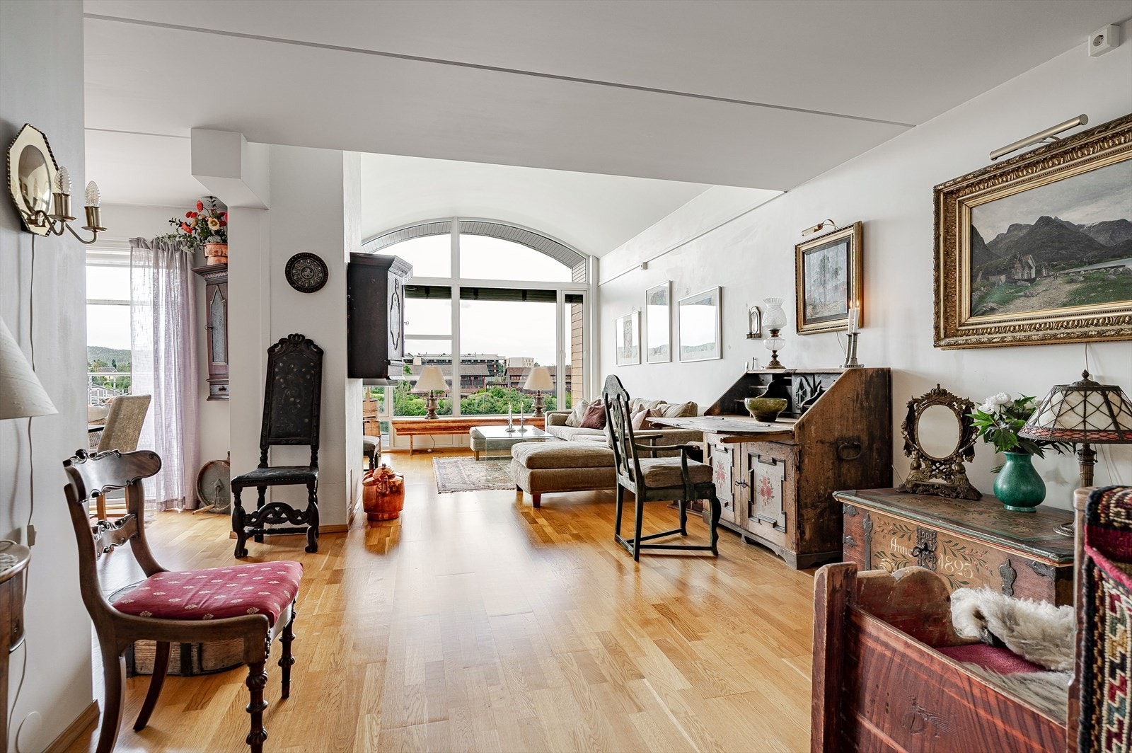 En stor, lys og flott 4-roms selveiet toppleilighet i et moderne bygg fra 2004. Galleribilde