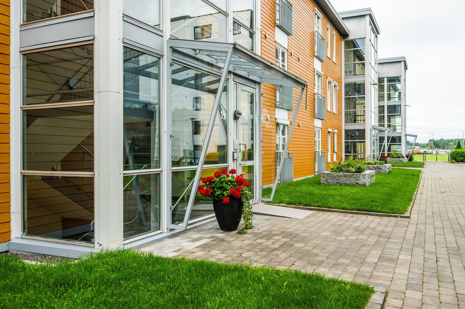 Flott inngangsparti med glasstak og callinganlegg. Du tar deg opp til leiligheten i byggets toppetasje via felles trapperom med heis. Galleribilde