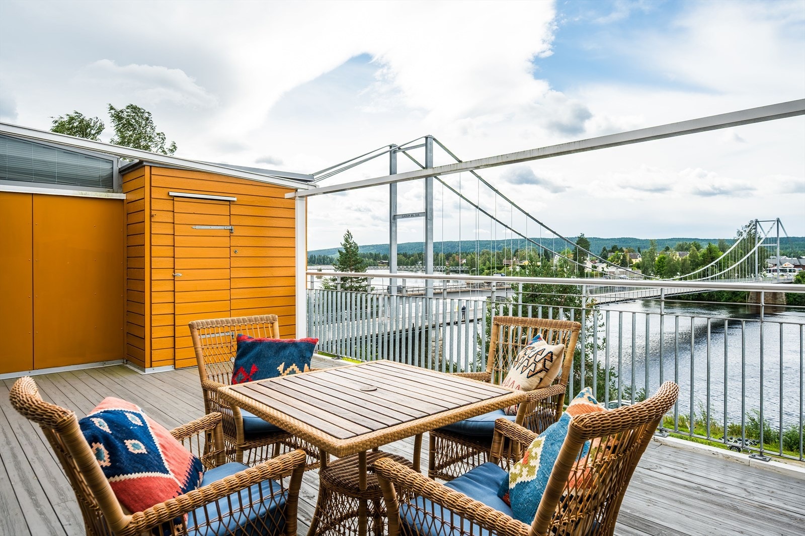 Balkongen har terrassebord på gulv, rekkverk av stål og pergola tak. Det er også adkomst en praktisk utvendig bod. Galleribilde