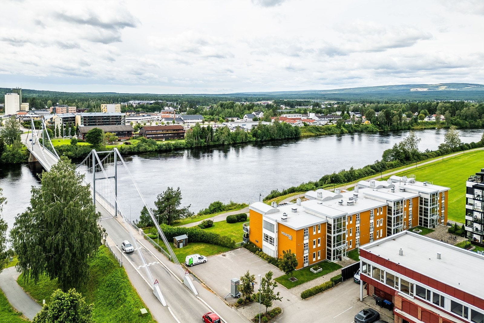 Glomma ligger rett nedenfor bygget hvor Elverums sykkel- og gangsti som går fra Sentralidrettsplassen og helt ut til Heradsbygd, innbyr til tur og trening. Langs turstien er det opparbeidet flere sittegrupper, lekeplass og friområder langs elvebredden. Galleribilde