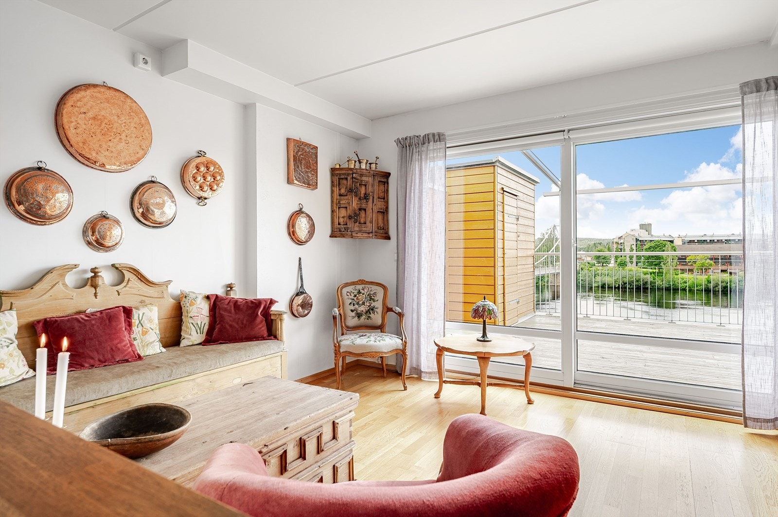 Fra spisestuen er det en stor skyvedør ut til balkongen som blir en naturlig forlengelse av leiligheten på sommerstid. Galleribilde