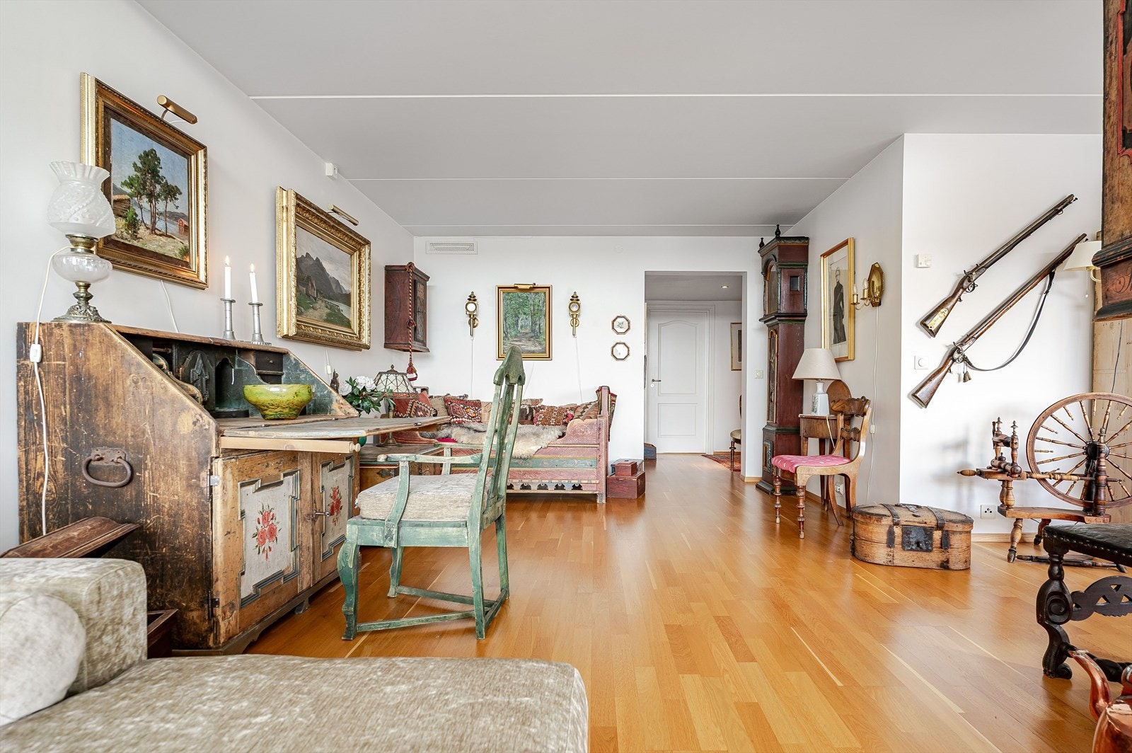 Stuen har parkett på gulv, glatte lysmalte overflater og skjult elektrisk anlegg. Galleribilde