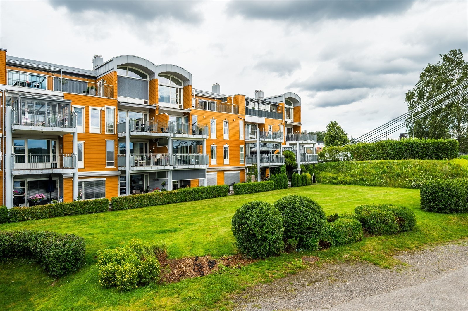 Sentrum Park Vest ligger rett ved Glomma i Elverum sentrum. Like ved ligger torget, kjøpesenter med forretninger og matbutikker like ved i tillegg til flere spisesteder, caféer og servicetilbud. Galleribilde