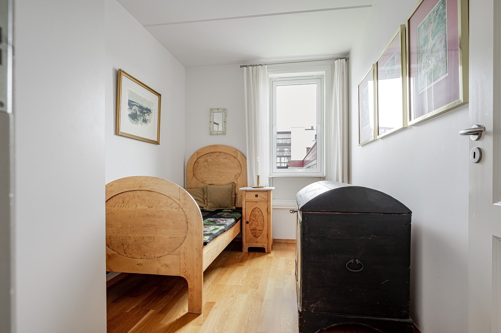 Soverom 3 er et noe mindre soverom som passer perfekt som barnerom, gjesterom eller kontor. Også dette soverommet har oppbevaringsplass i medfølgende garderobeskap. Galleribilde