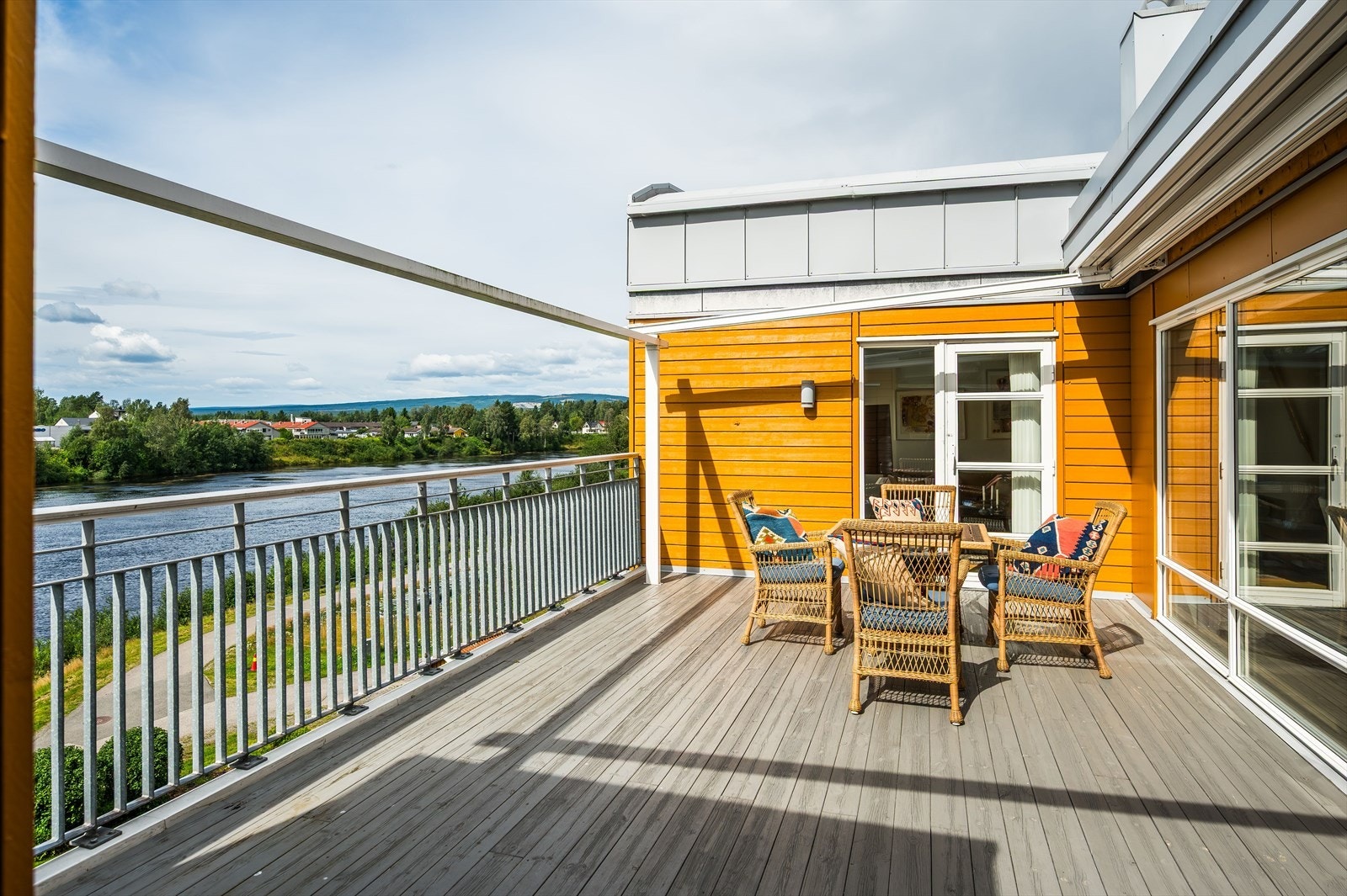 Den gode størrelsen gjør at du enkelt kan innrede med flere ulike sittegrupper. Det er også montert utebelysning og strøm. Galleribilde