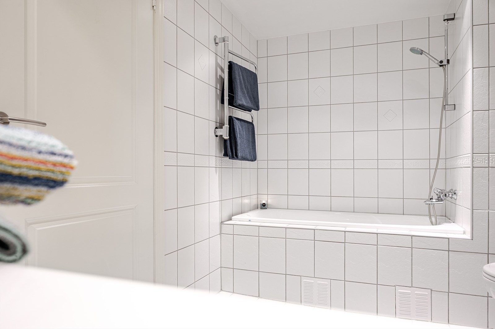 Baderommet er også utstyrt med innmurt badekar, dusjhjørne med glassdører og vegghengt toalett. Galleribilde