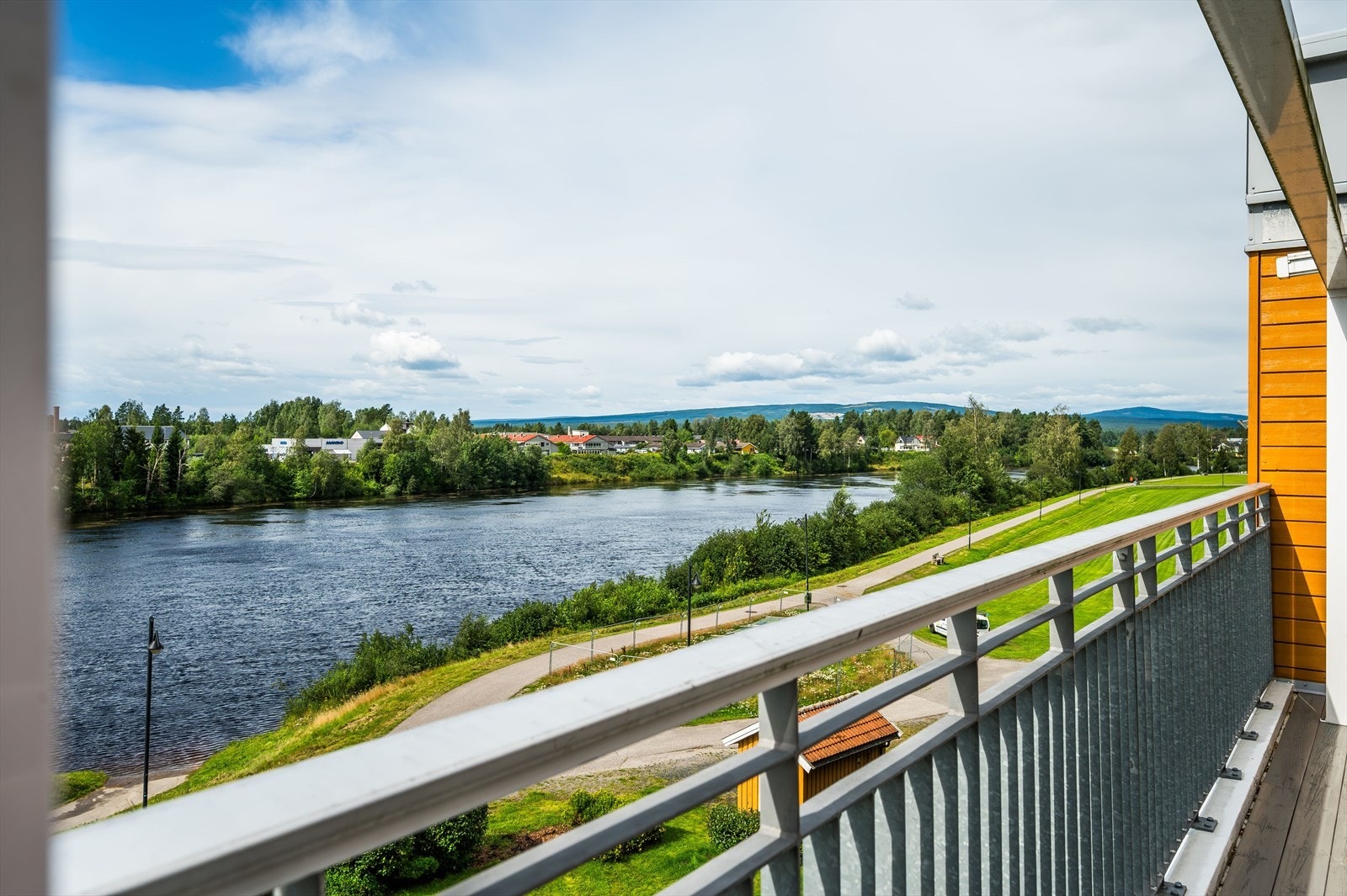 Balkongen vender mot vest som sørger for gode solforhold til sent på kveld. Dette er uten tvil den perfekte plassen for lange og late sommerdager, og -kvelder! Galleribilde