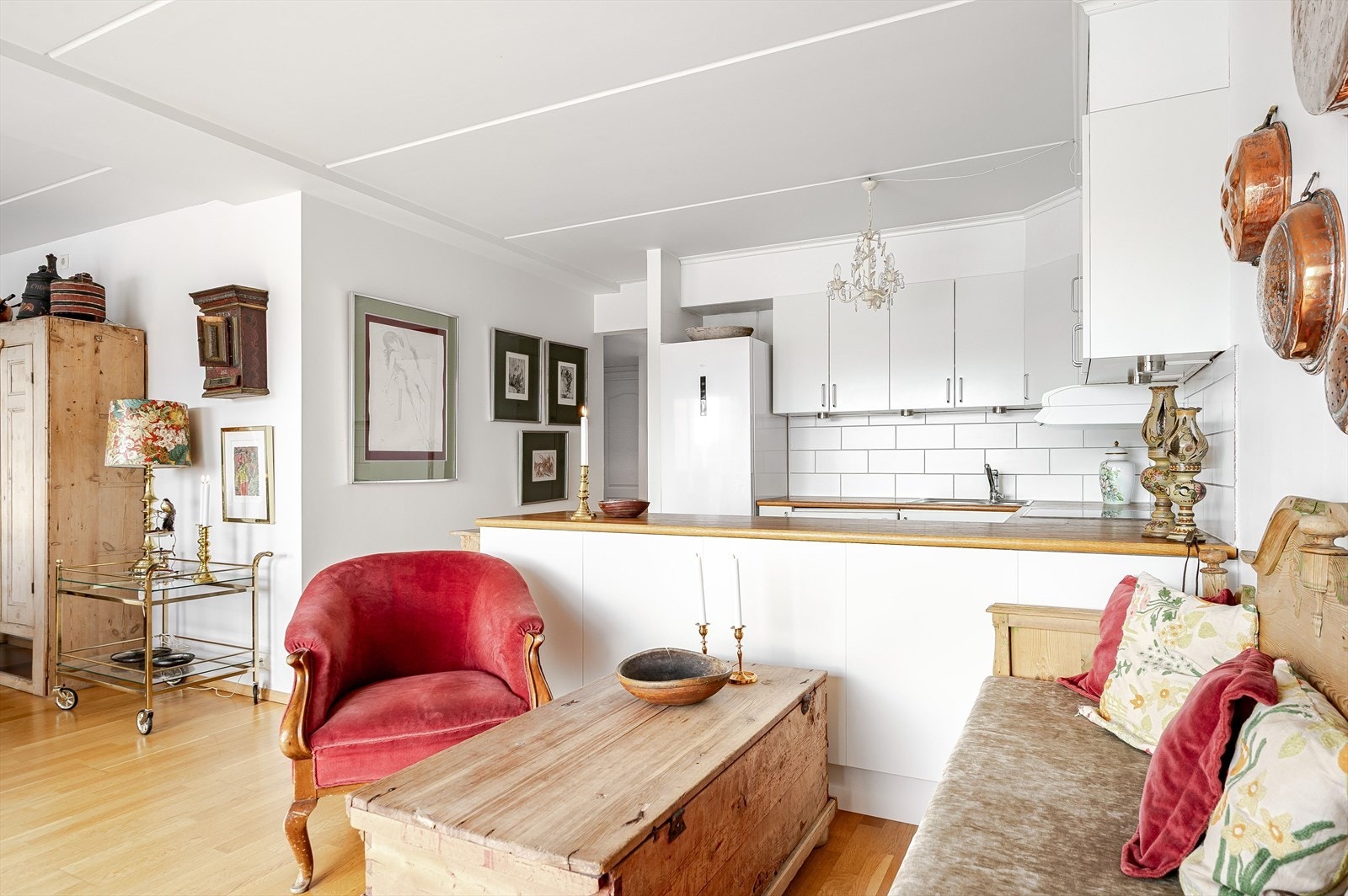 Kjøkkenet ligger i en fin delvis åpen løsning med spisestuen, tilbaketrukket samtidig åpent og sosialt. Galleribilde