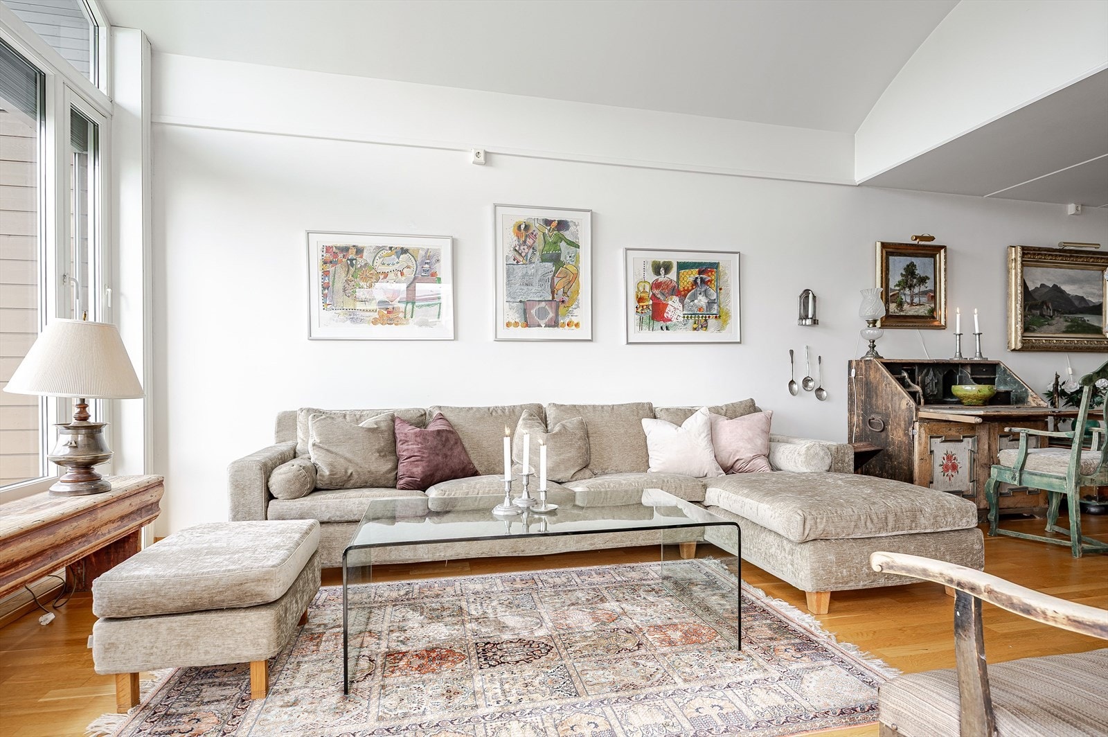 Leiligheten ligger i byggets toppetasje (3. etasje med heis), og har en gjennomgående og god planløsning med store oppholdsrom, 3 soverom, baderom og toalettrom/vaskerom. Galleribilde