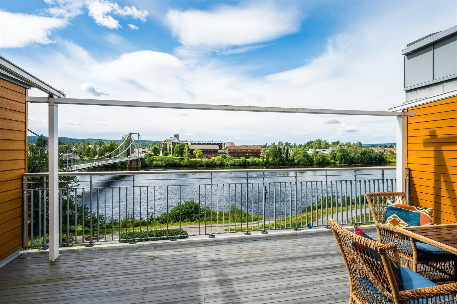 Både fra stuen og spisestuen er det utgang til en solrik vestvendt balkong på ca. 29m². Galleribilde