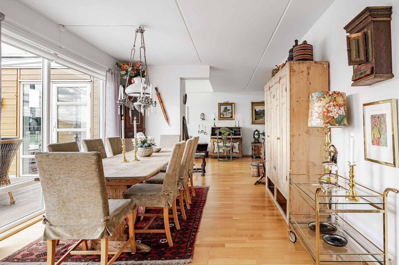 Både oppvarming med vannbåren gulvvarme og varmtvann (tilknyttet fjernvarme) og grunnpakke med TV/bredbånd er inkludert i felleskostnadene. Galleribilde