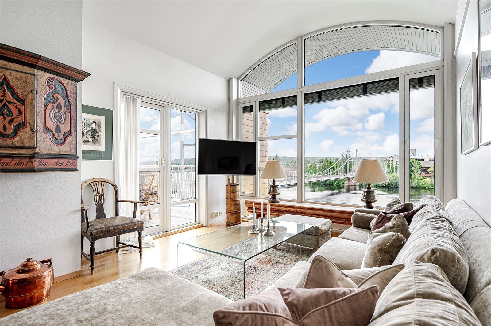 Lys og flott stue i toppetasje med store vindusflater som åpner opp for den nydelig utsikten til Glomma. Det er også ekstra takhøyde som gir en god og luftig romfølelse. Galleribilde