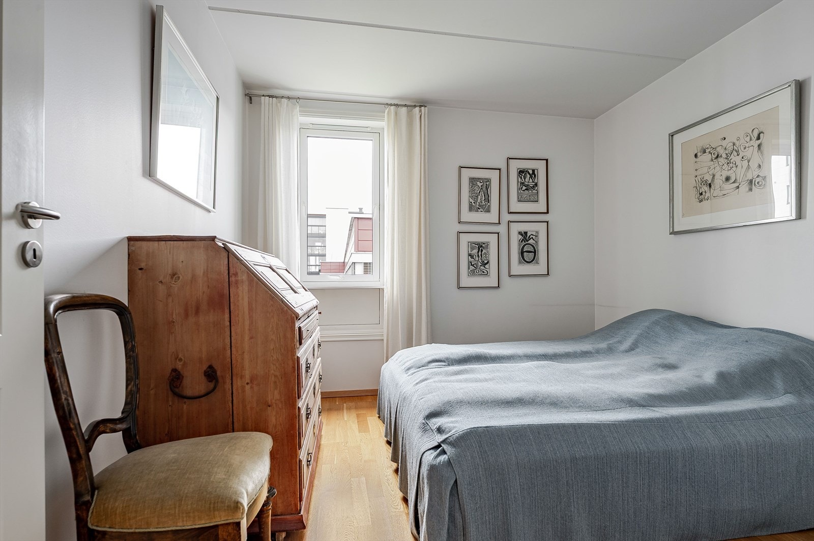 Soverom 2 er også et lyst rom av god størrelse. På soverommet er det plass til dobbeltseng med tilhørende nattbord, samt oppbevaringsplass i medfølgende garderobeskap. Galleribilde