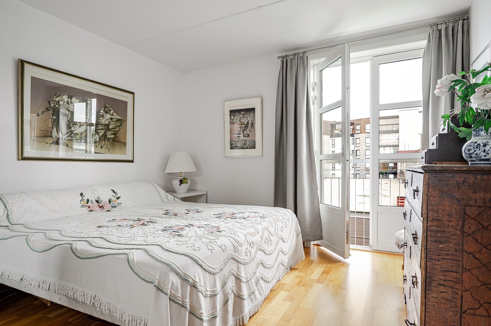 Lyst og romslig hovedsoverom med fransk balkong som gir en luftig romfølelse. På soverommet er det rikelig med oppbevaringsplass i stor plassbygget skyvedørsgarderobe. Galleribilde