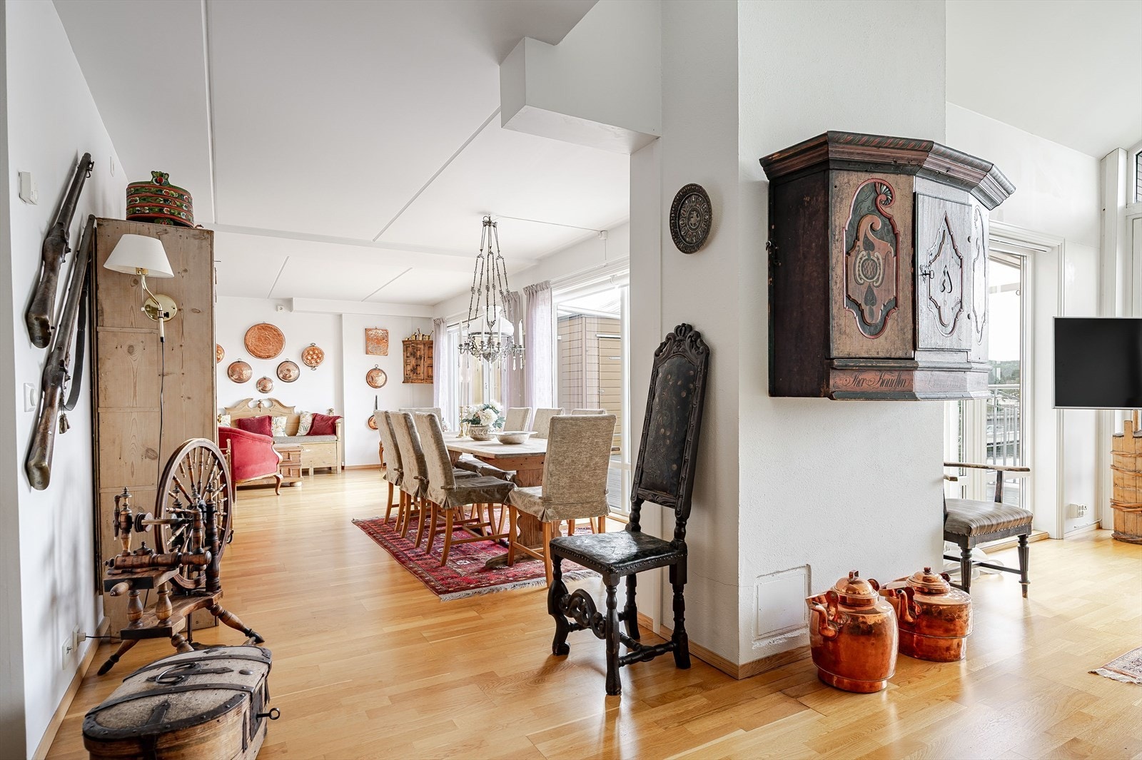 Leiligheten holdes god og lun på vinterstid med vannbåren gulvvarme tilknyttet fjernvarme. Det er også elementpipe med to løp, men det er ikke tilkoblet ildsted. Galleribilde