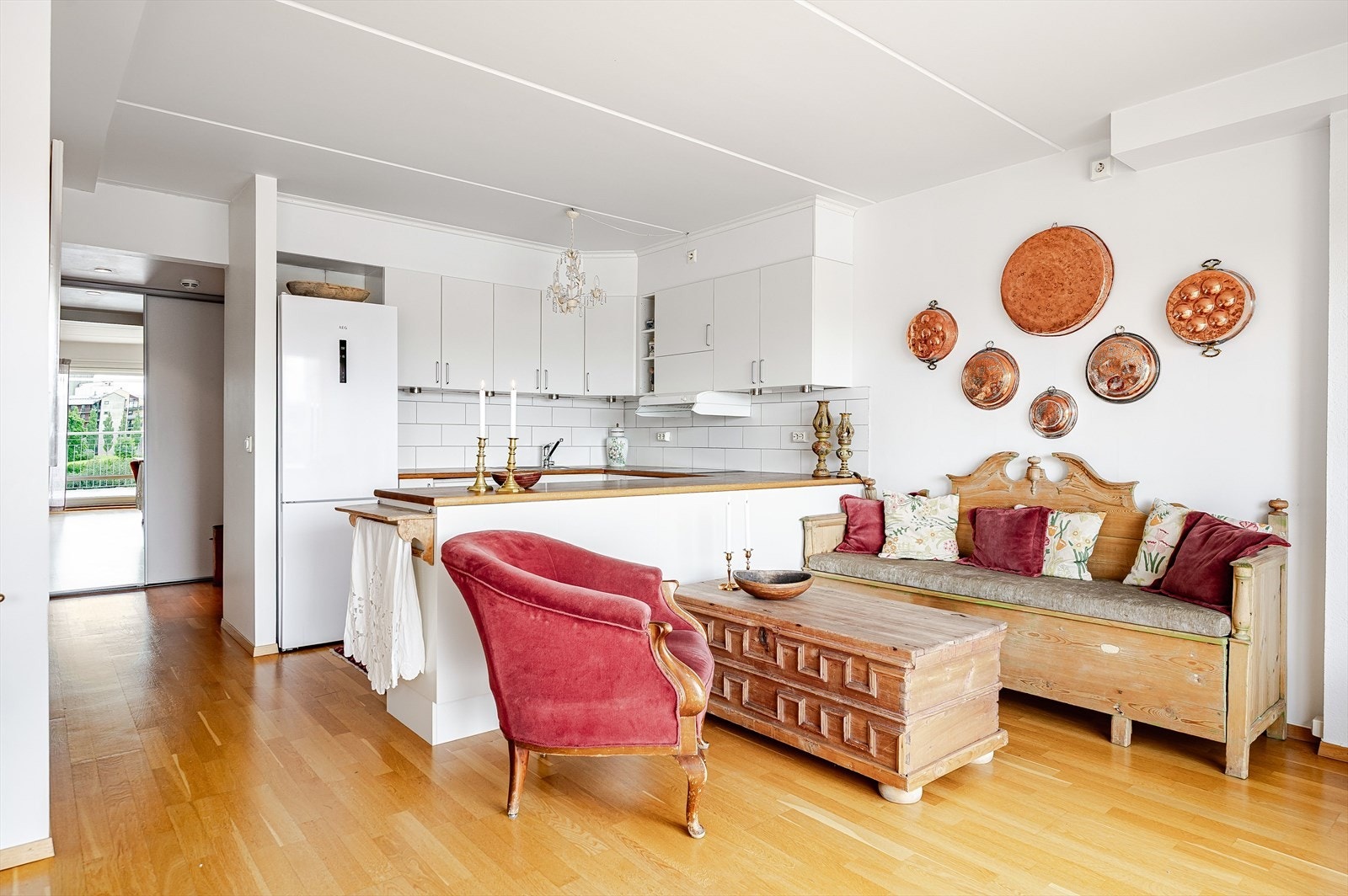 Kjøkkenet har en praktisk utforming med en halvøy som sørger for god skap- og benkeplass. Galleribilde