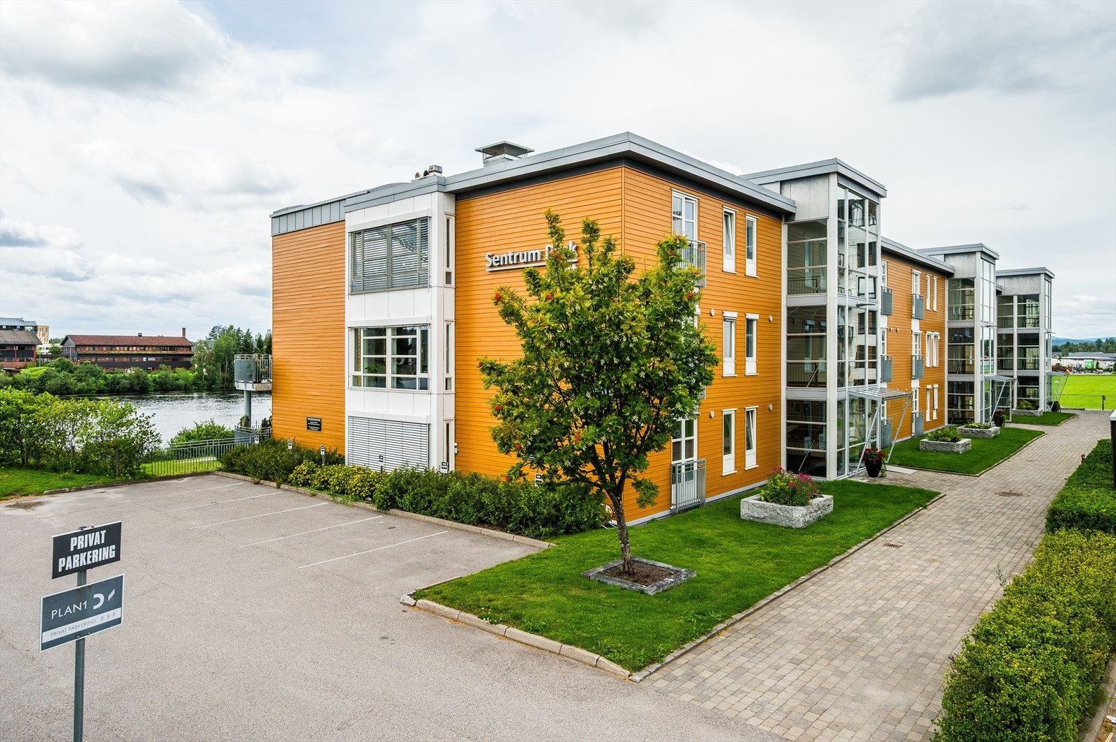 Seksjonen har varig og vederlagsfri bruksrett til 2 garasjeplasser i felles garasjeanlegg i kjelleren. Sameiet har egen utvendig gjeste/korttidsparkering. Ellers gateparkering. Galleribilde