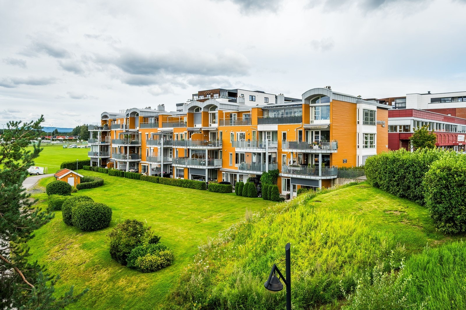 Felles eiertomt for sameiet på ca. 2 416,2m². Tomten er pent opparbeidet med gressplen og variert beplantning. Gangveger belagt med belegningsstein og lekeplass ved bygget. Galleribilde