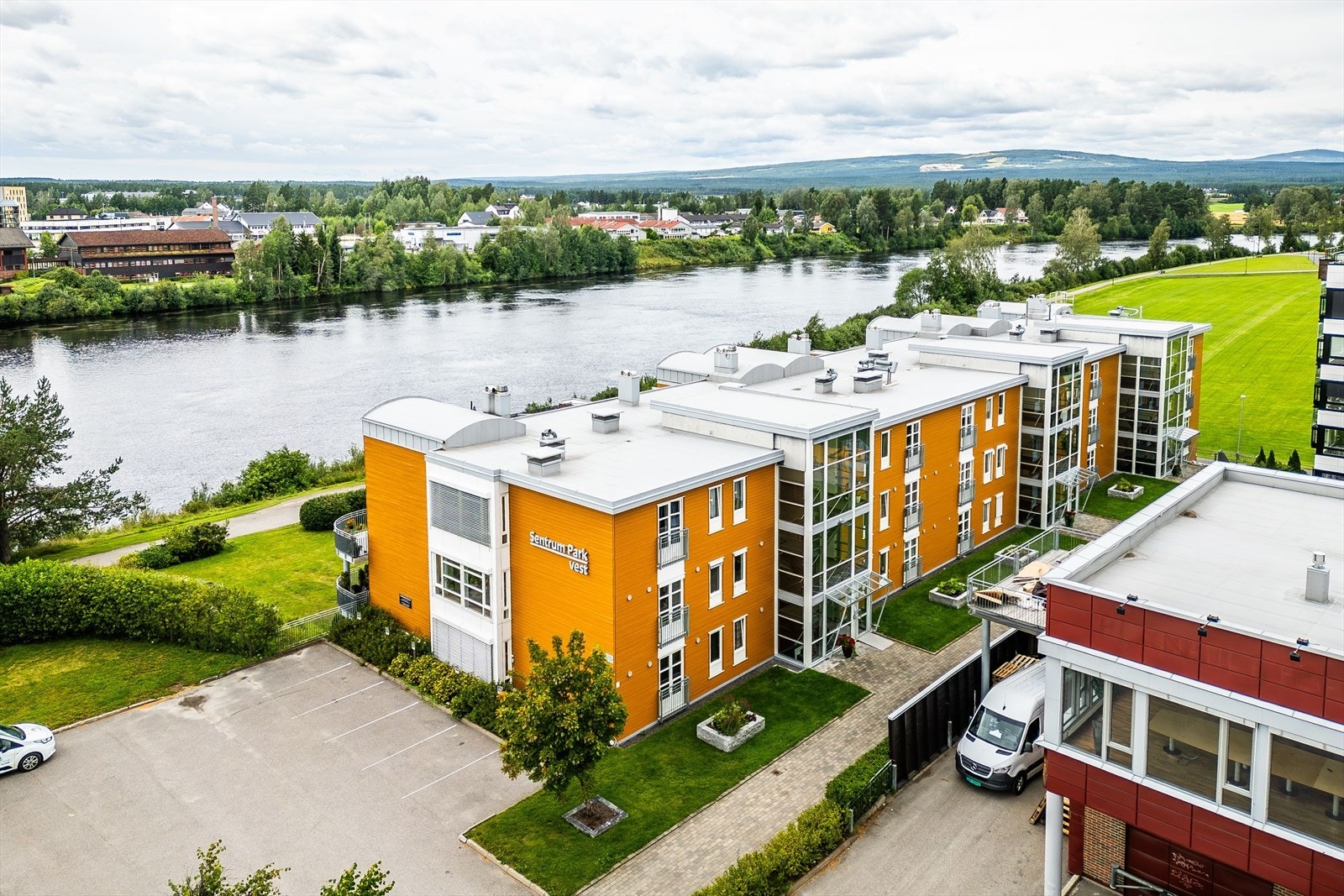Her bor du med fine luftelunger langs Glomma, og område byr på tuftepark, lek og grillplass ved Rolfshallen, samt de fleste av byens fasiliteter i kort gangavstand. Galleribilde