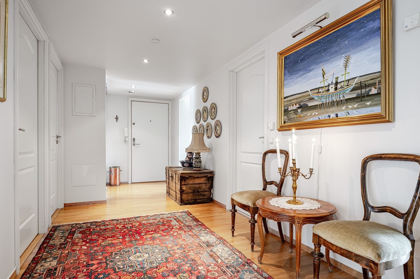 Du ønskes velkommen inn i en stor, lys og praktisk entré/gang med god oppbevaringsplass i plassbygget skyvedørsgarderobe. God standard med parkett på gulv, vannbåren gulvvarme, glatte lysmalte overflater, skjult elektrisk anlegg og downlights i himlingen. Galleribilde