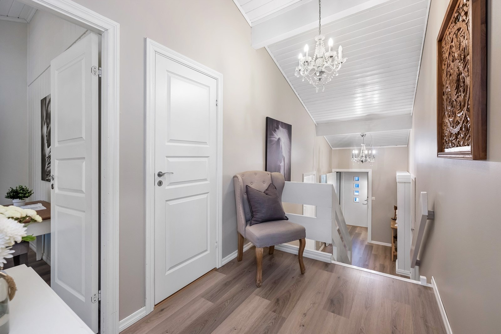 I andre etasje finner vi to soverom, bad og walk-in garderobe. Galleribilde