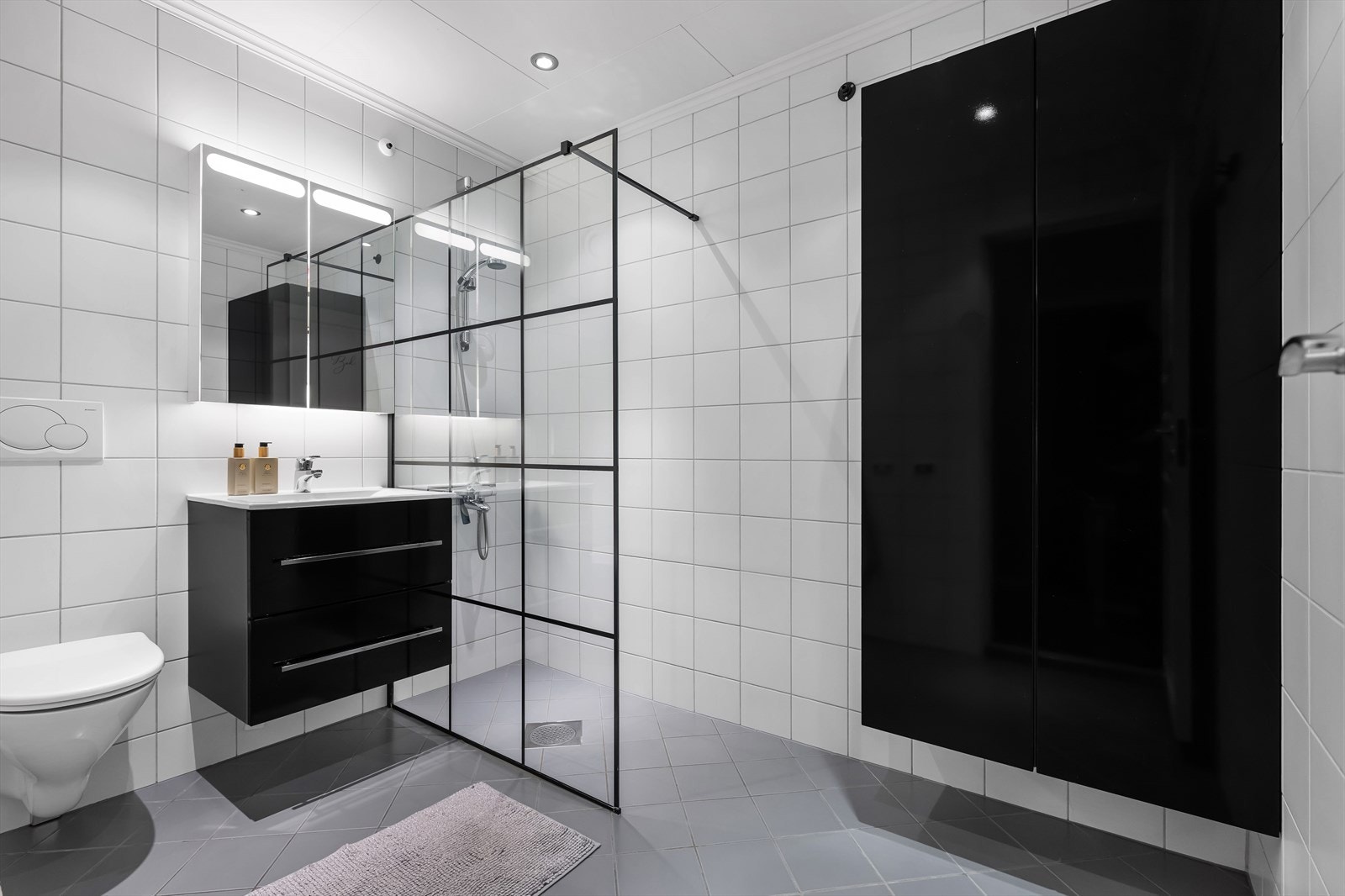 Her er det også er stort vegghengt skap som gir rikelig med praktisk oppbevaringsplass. Galleribilde