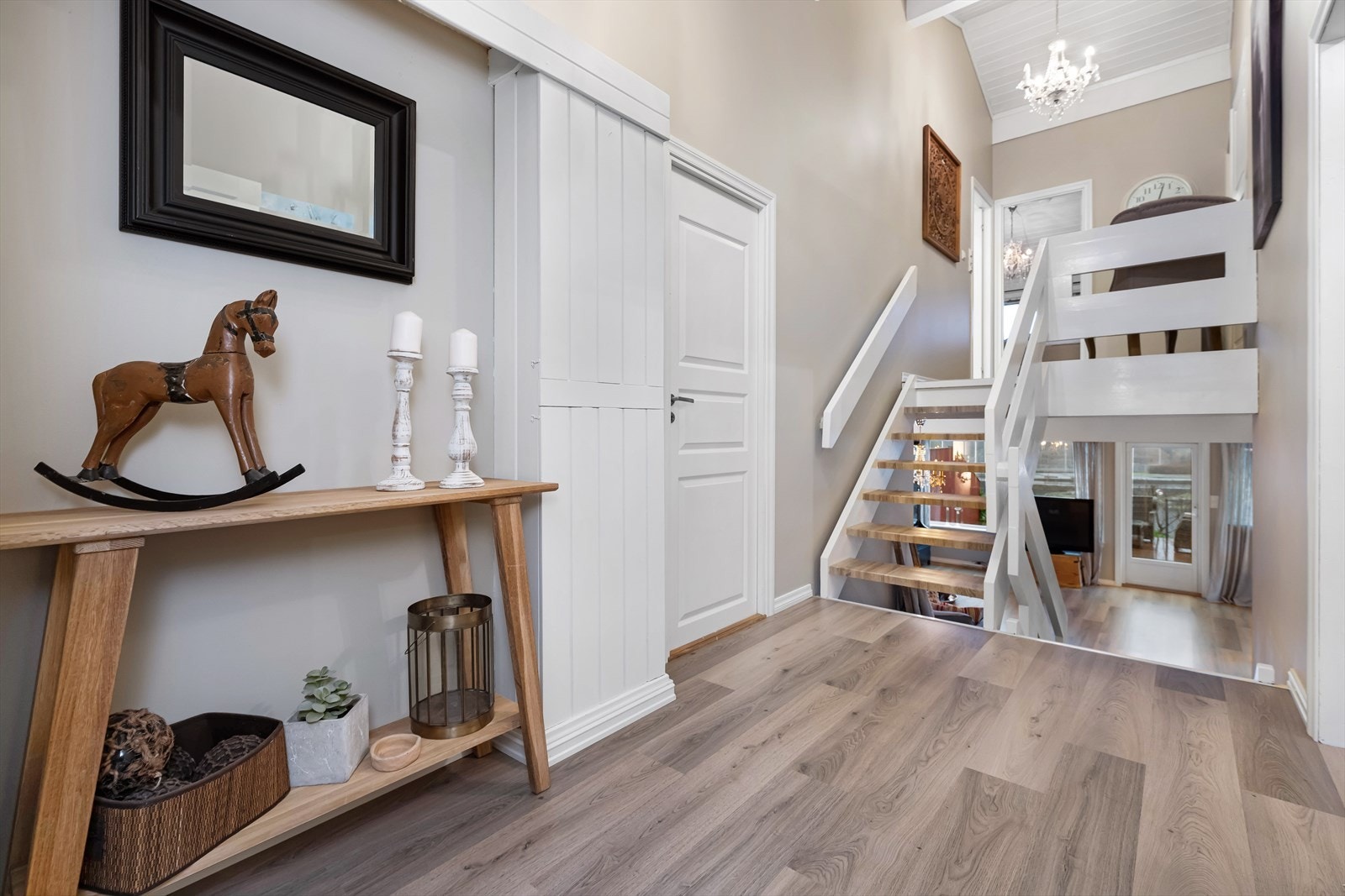 Fra stuen kommer man videre til gang og entré, samt opp til andre etasje. Galleribilde