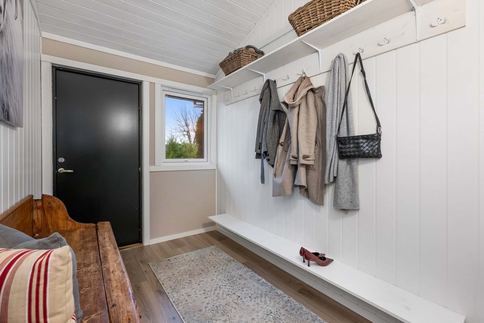 Det første som møter deg i boligen er en lys og innbydende entré, med god plass til oppbevaring. Galleribilde