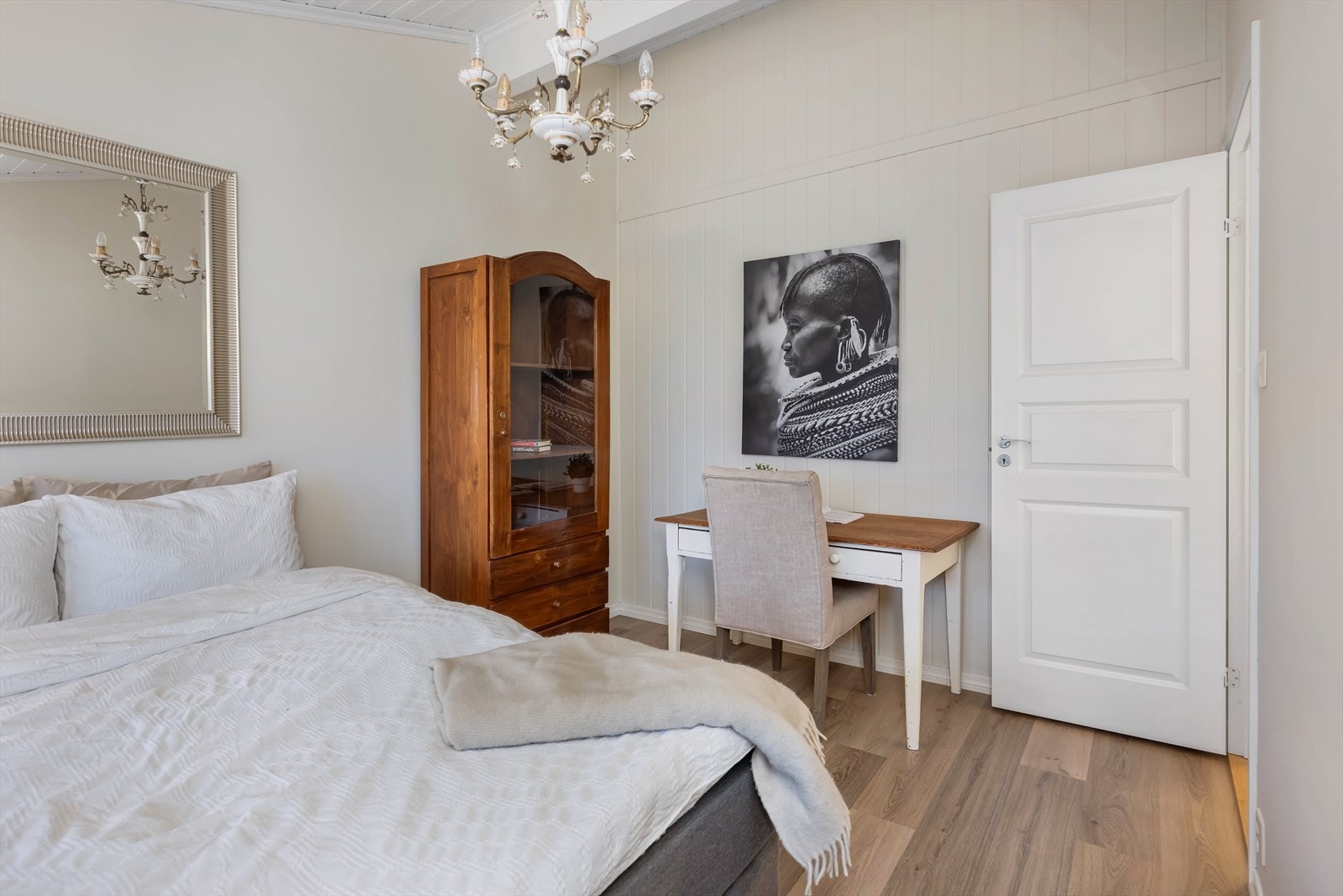 Boligens hovedsoverom er av god størrelse med plass til både dobbeltseng, og annen ønskelig innredning. Galleribilde