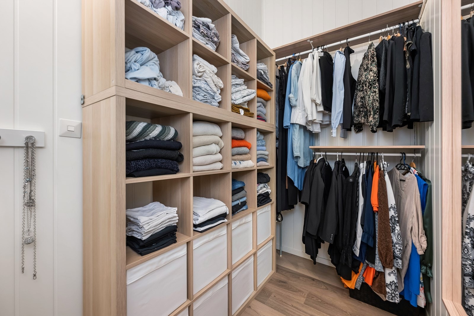 Ved hovedsoverommet har man også en svært praktisk walk-in garderobe mange bare kan drømme om. Galleribilde