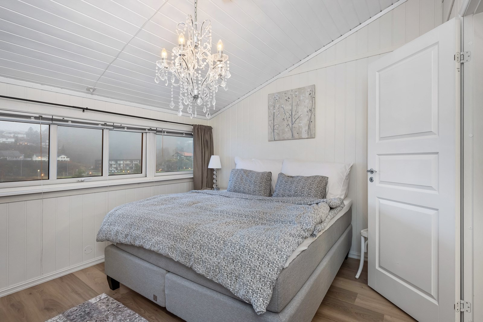 Her er det plass til dobbeltseng, pult og egen garderobeløsning. Galleribilde