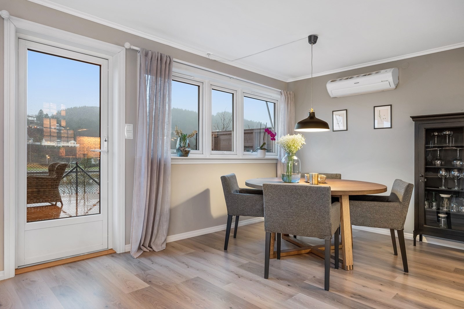 Fra spisegruppen er det utgang til den store vestvendte terrassen. Galleribilde