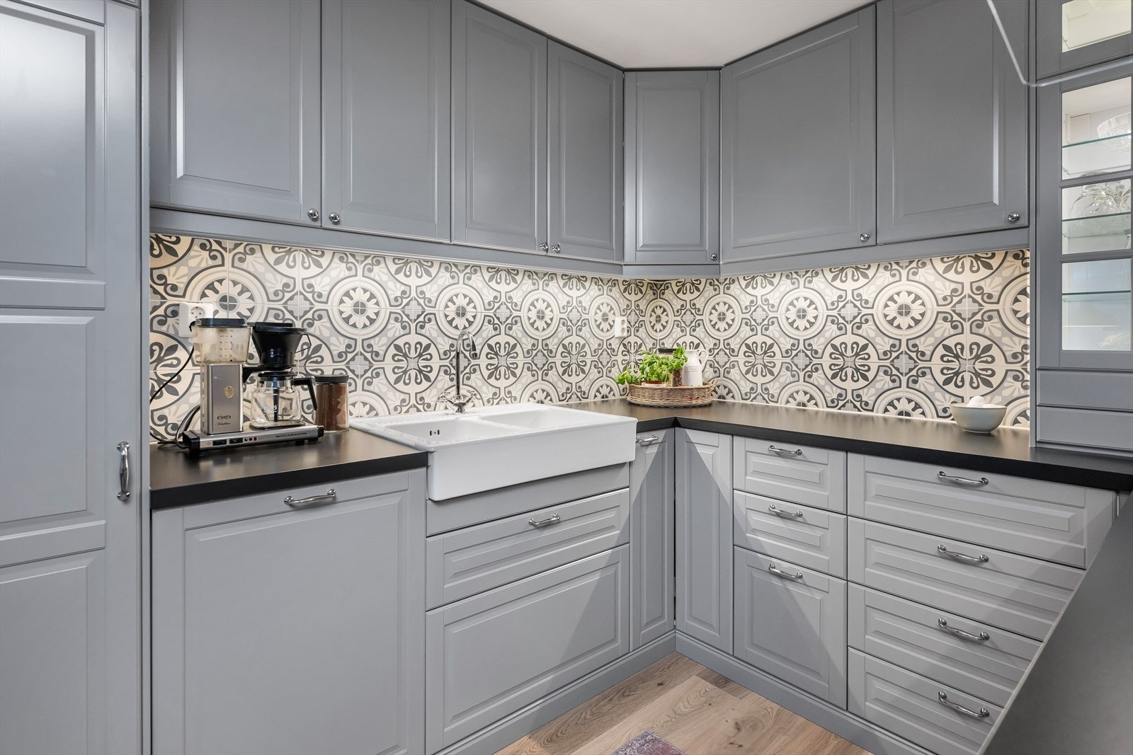 Kjøkkenet er godt utstyrt med integrerte hvitevarer som oppvaskmaskin, kjøleskap, ovn og platetopp. Galleribilde