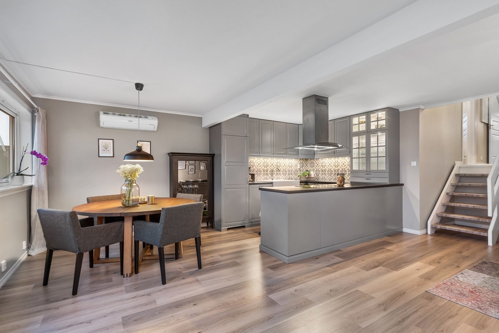 Boligen har et drømmekjøkken uten like med grå profilerte fronter, godt med skap plass og kjøkkenøy! Galleribilde