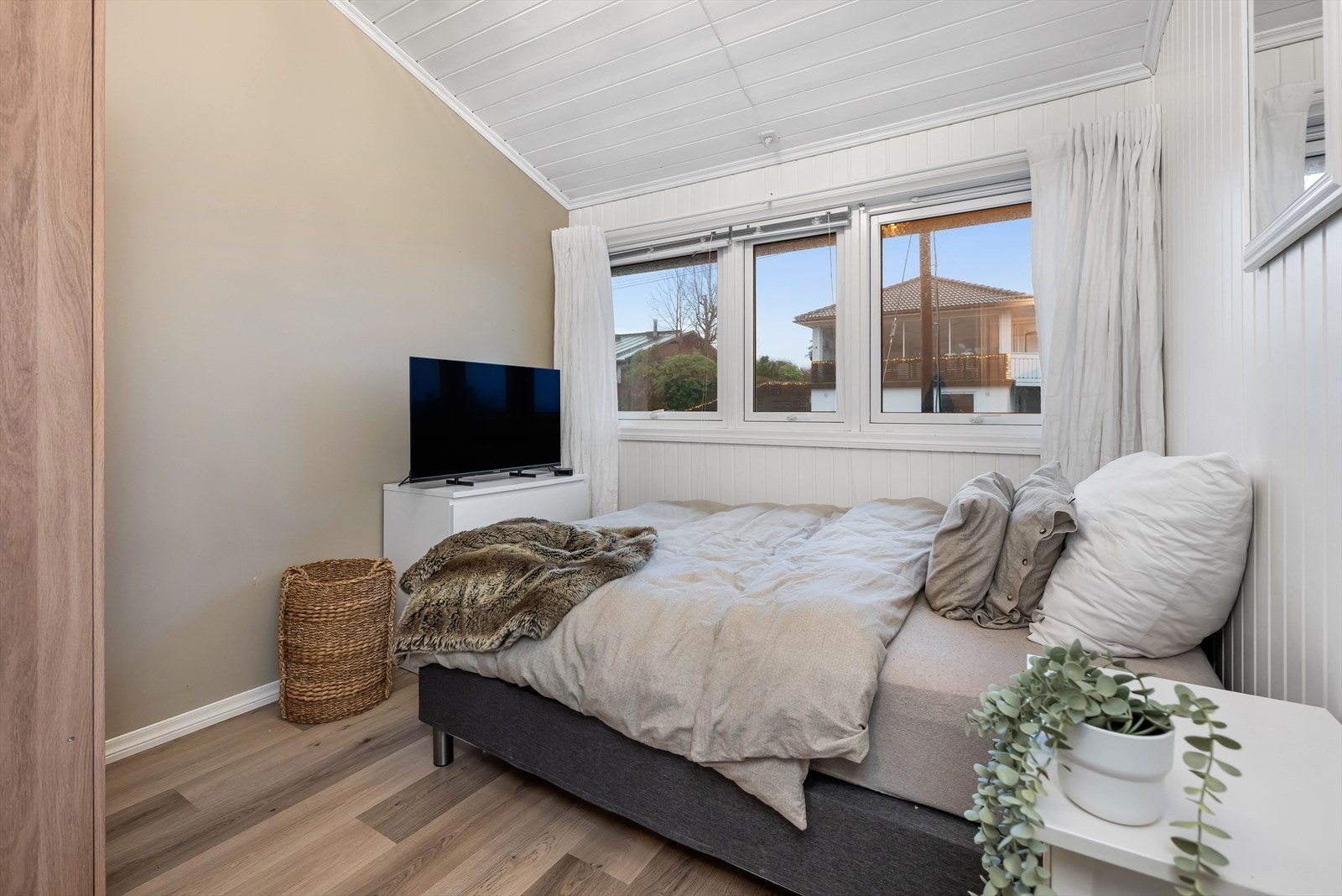 I første etasje finner vi også et soverom med god plass til dobbeltseng, garderobeløsning og annen ønskelig innredning. Galleribilde