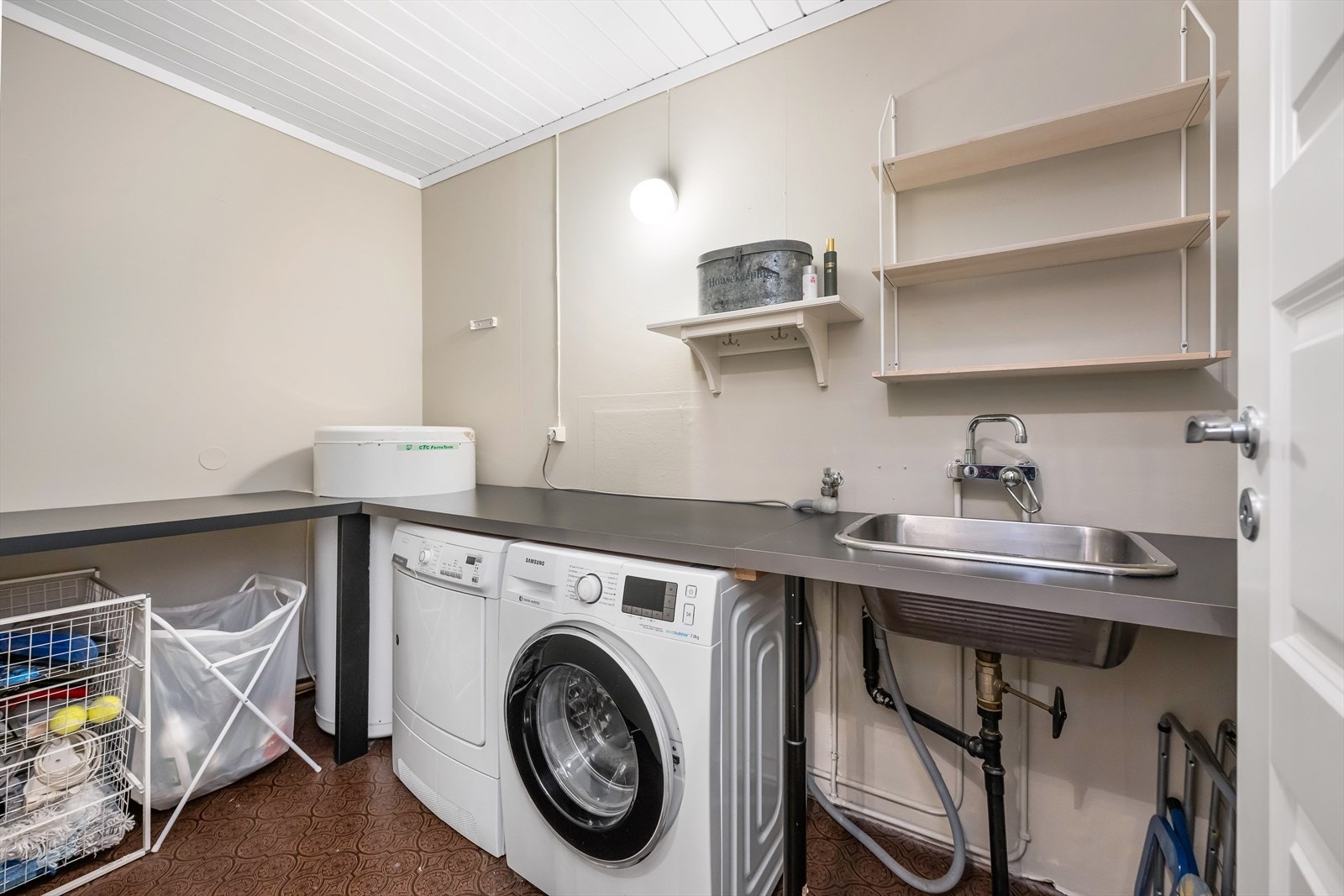 I hovedetasjen har boligen også et svært praktisk vaskerom. Galleribilde