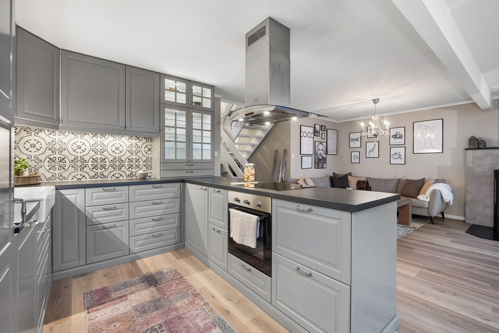 Kjøkkenet har rikelig med både skap- og benkeplass - perfekt for deg som trives på kjøkkenet. Galleribilde