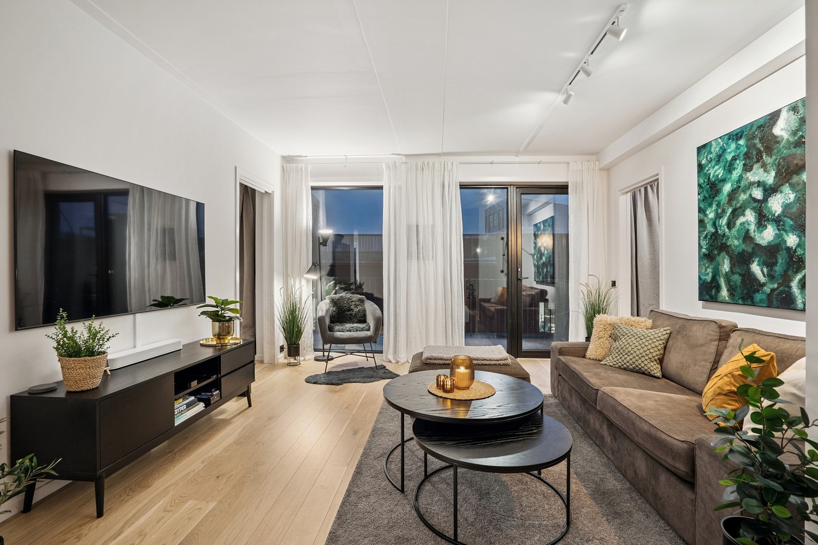 Utgang fra stue til romslig balkong Galleribilde