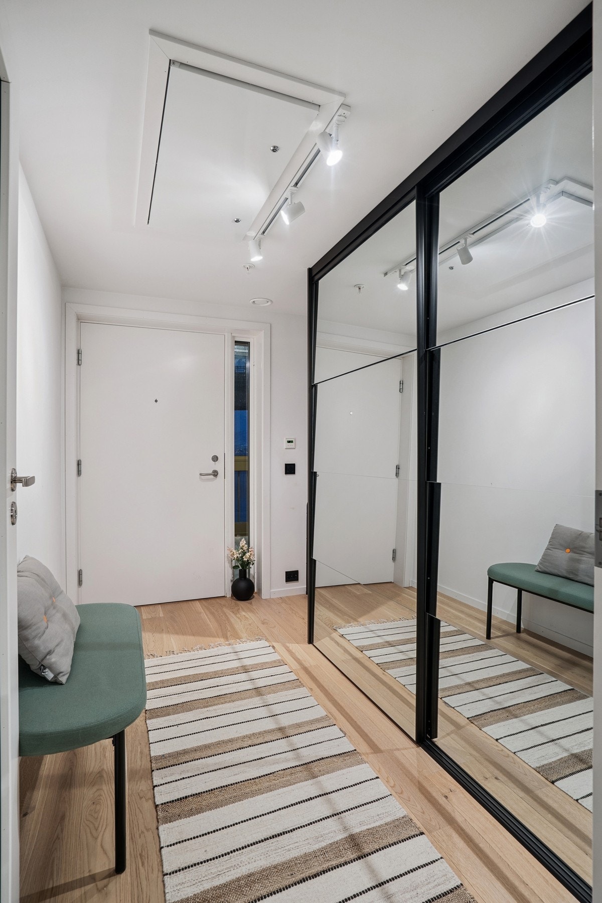 Innbydende entre med en garderobeløsning. Galleribilde