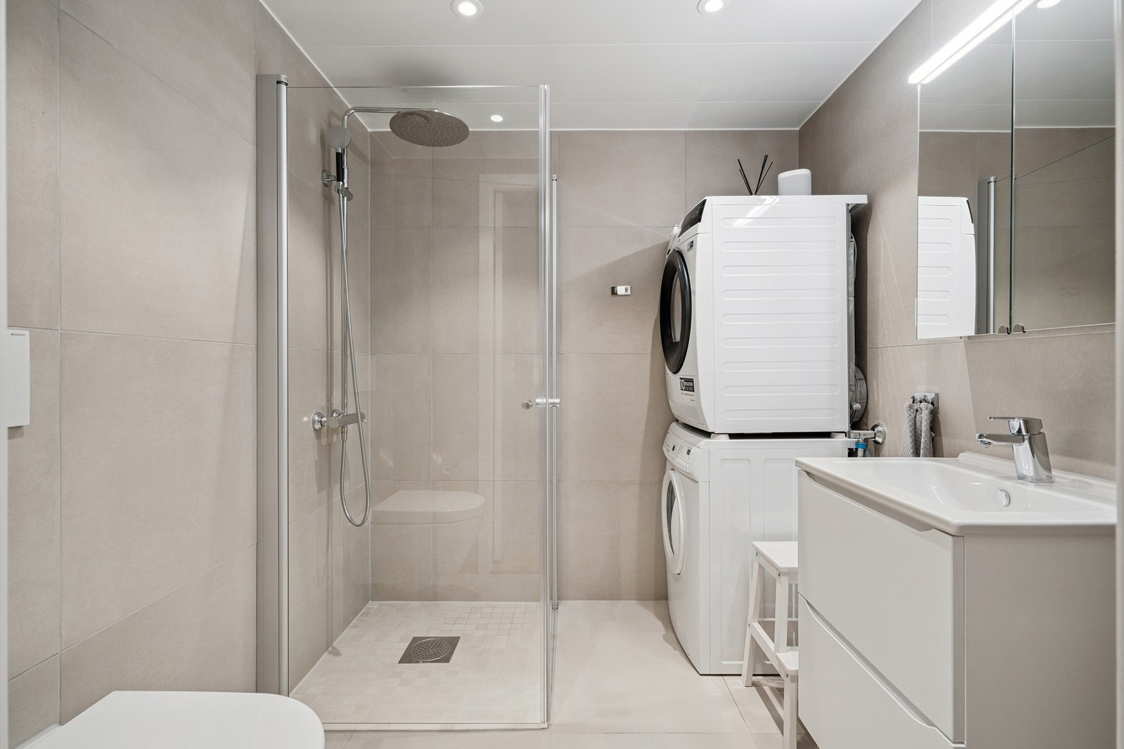 Komplett flislagt bad i et behagelig fargevalg. Galleribilde