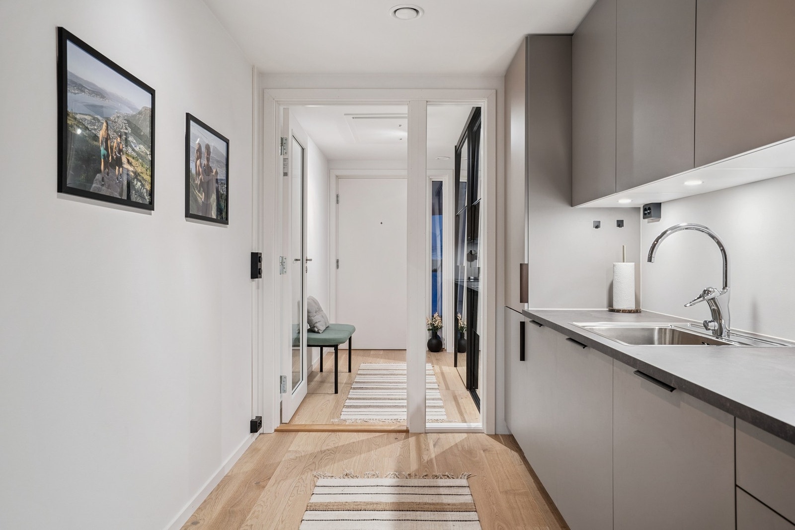 Kjøkkenet er utstyrt med integrerte hvitevarer som kaffemaskin, koketopp, stekeovn, oppvaskmaskin og kjøl/frys. Galleribilde