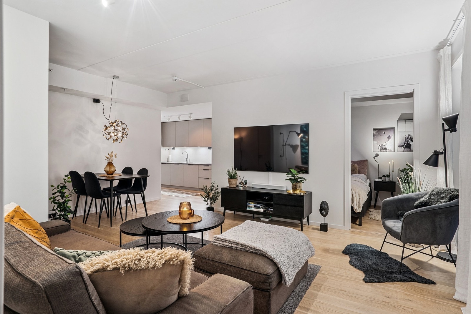 Stuen har en kul utforming, som gjør leilighetens planløsning svært spennende. Galleribilde