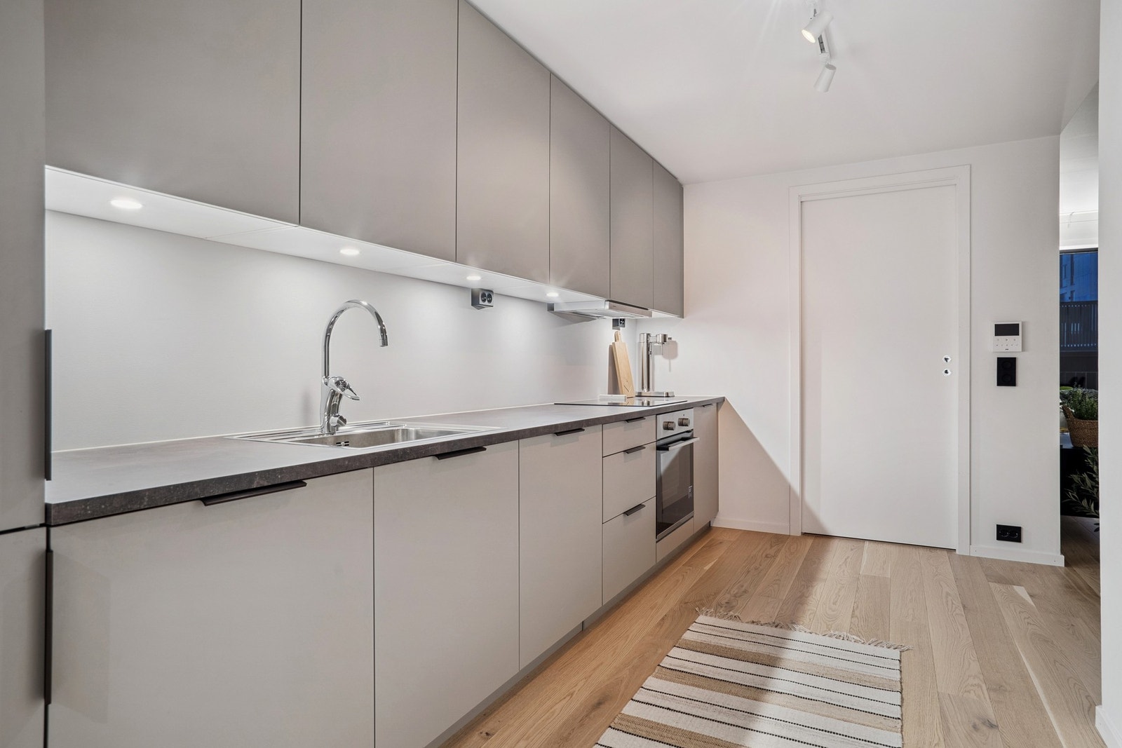 Selve kjøkkeninnredningen er et kvalitetskjøkken levert av HTH. Galleribilde