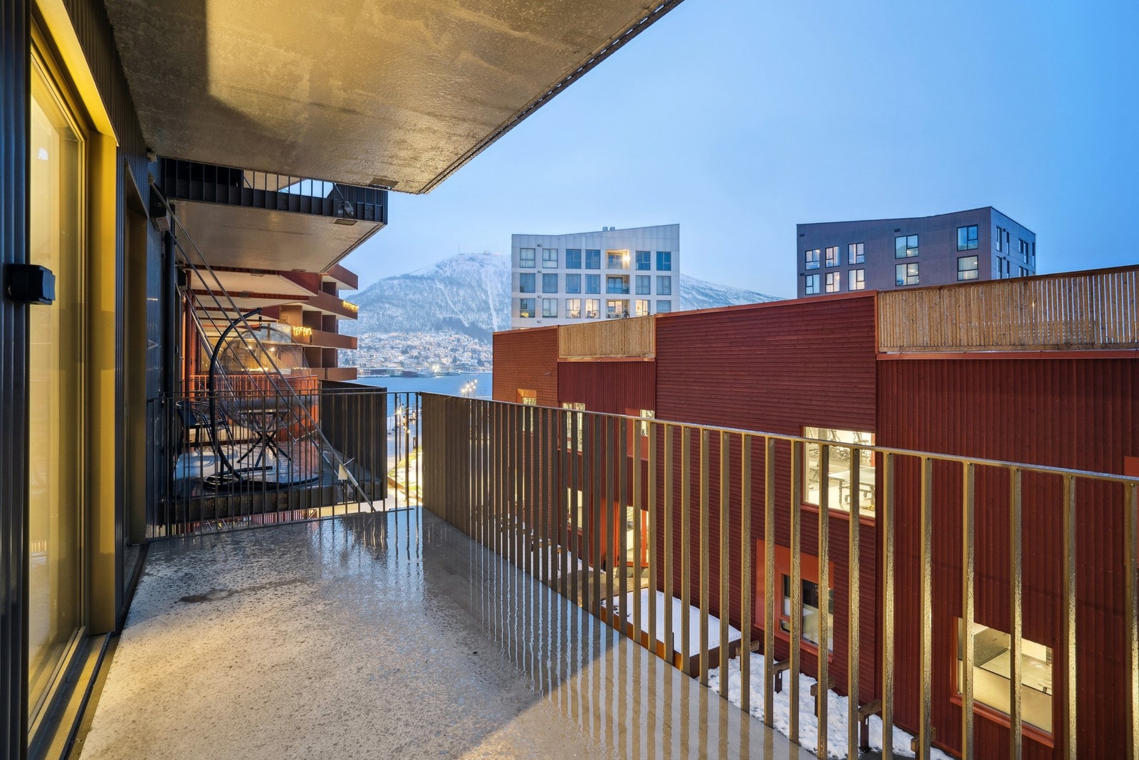 Romslig balkong med gode solforhold Galleribilde